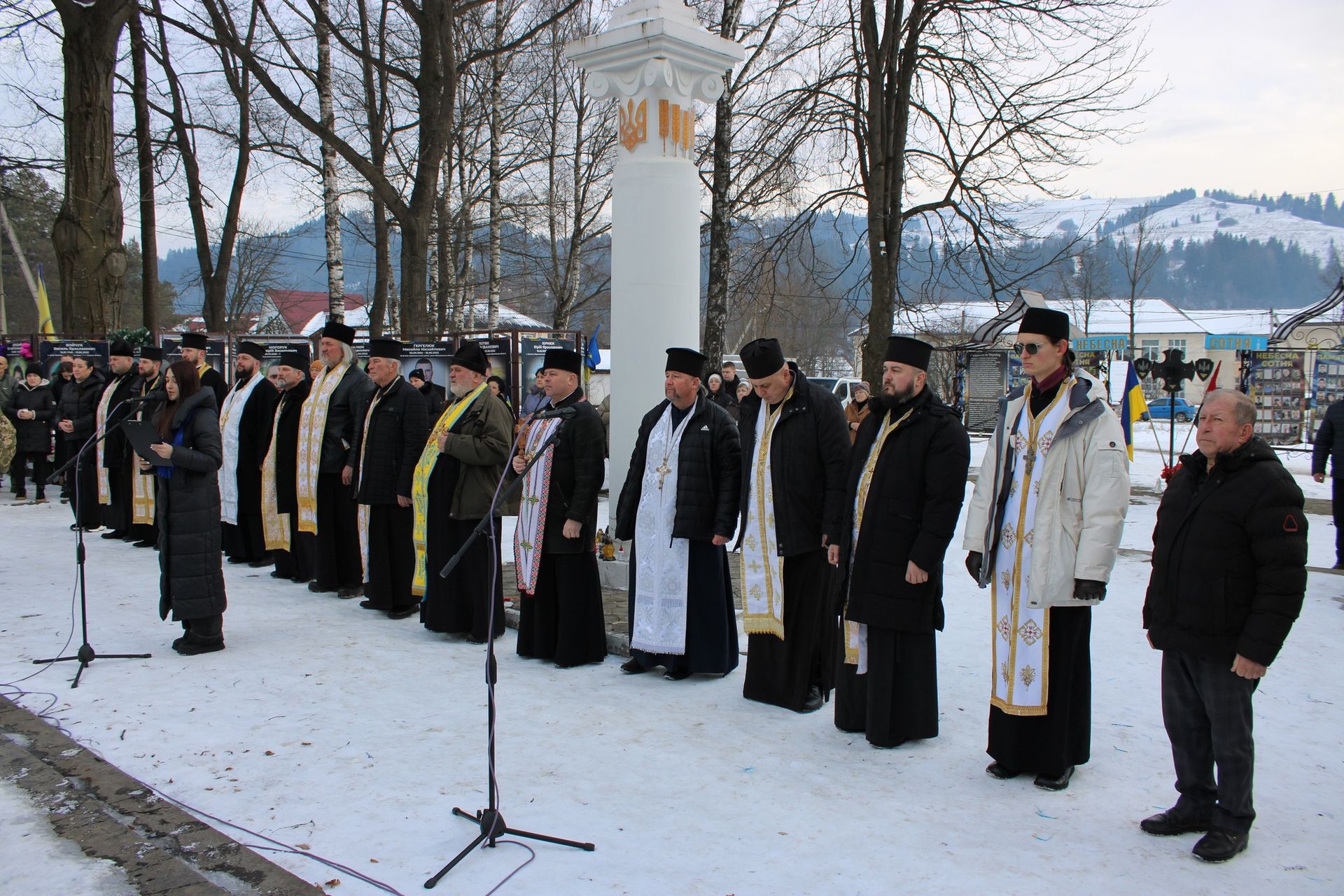 У Верховині зустріли скорботний кортеж померлого воїна Руслана Трача 13
