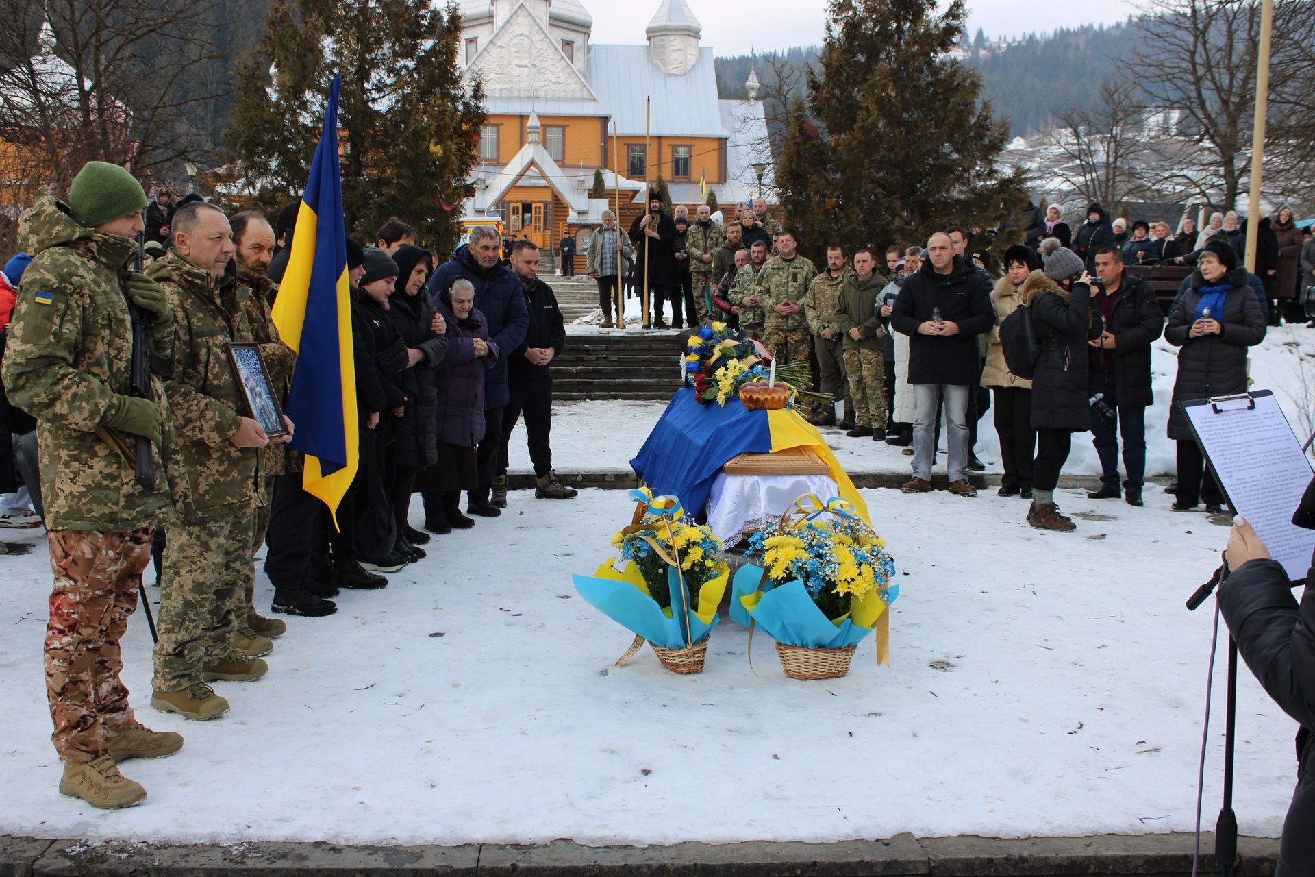 У Верховині зустріли скорботний кортеж померлого воїна Руслана Трача 14