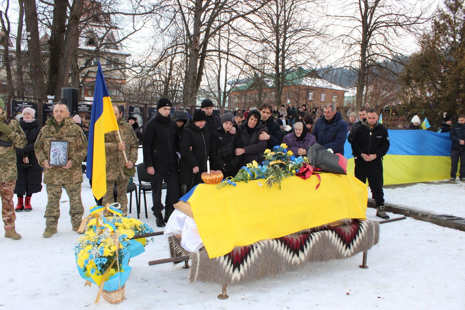 У Верховині зустріли скорботний кортеж померлого воїна Руслана Трача 15