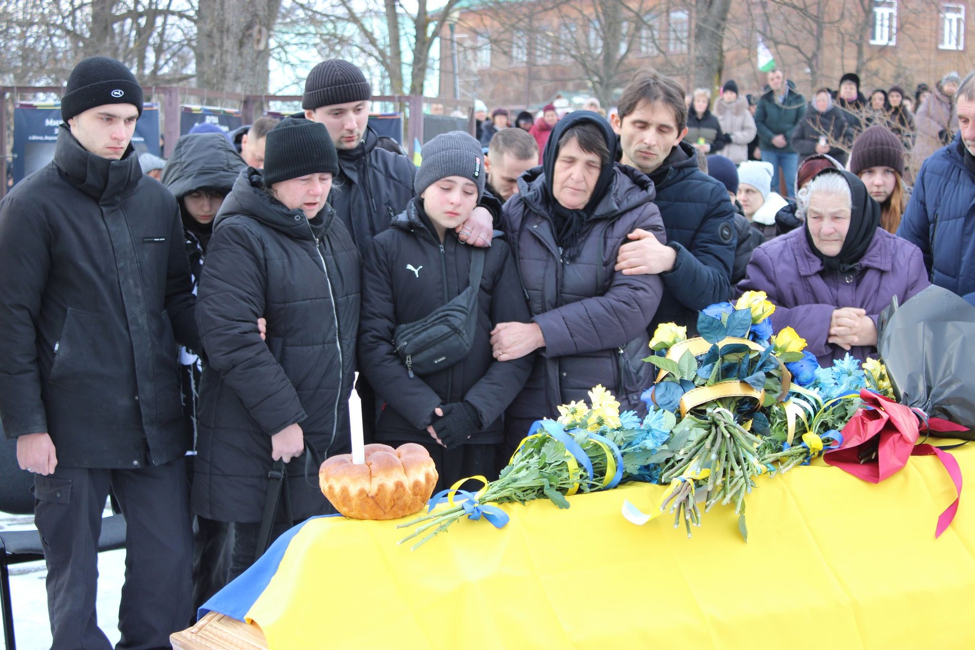 У Верховині зустріли скорботний кортеж померлого воїна Руслана Трача 16