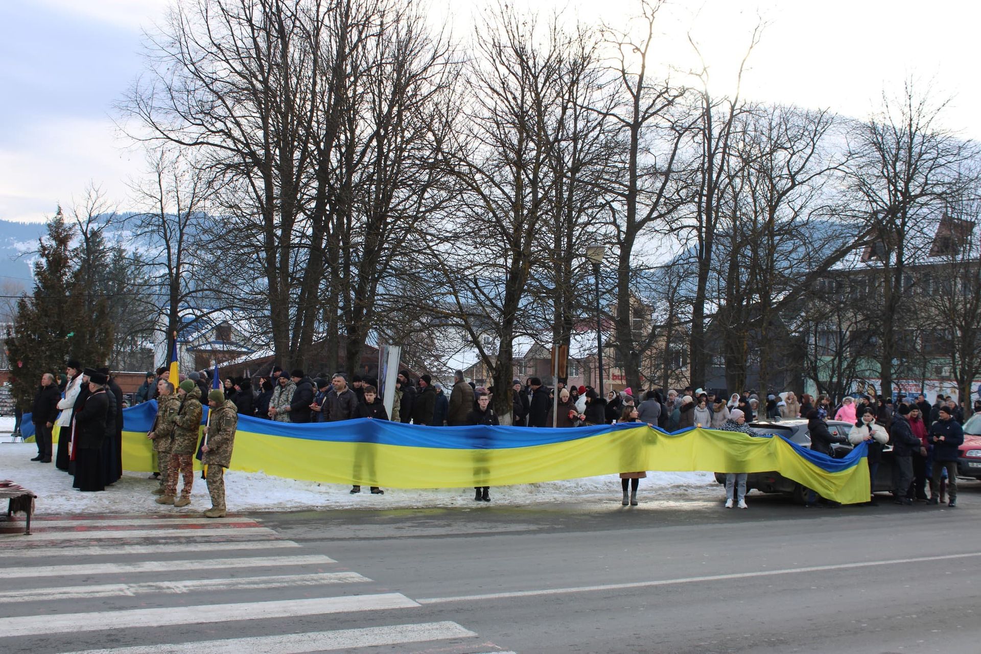 У Верховині зустріли скорботний кортеж померлого воїна Руслана Трача 17