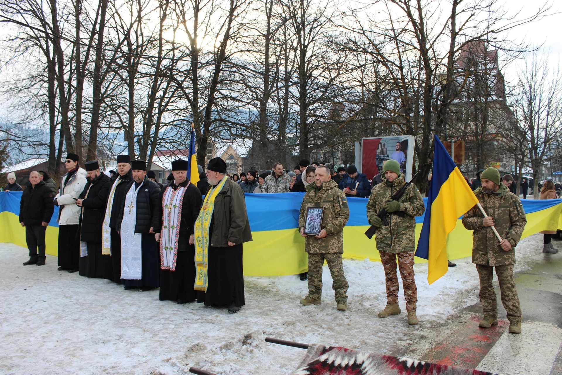 У Верховині зустріли скорботний кортеж померлого воїна Руслана Трача 18
