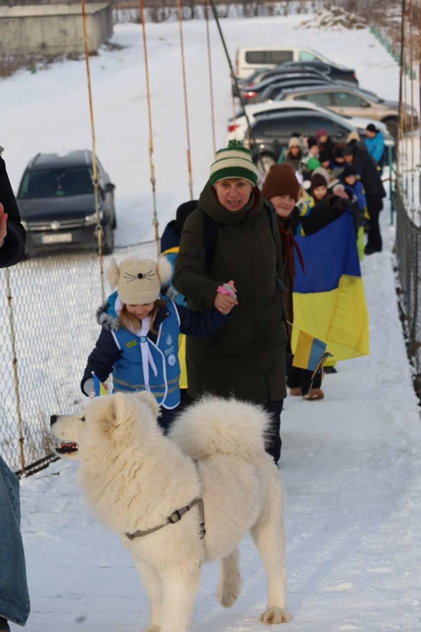 З’єднали два береги Пруту: у Коломиї пластуни утворили живий ланцюг до Дня Соборності 5