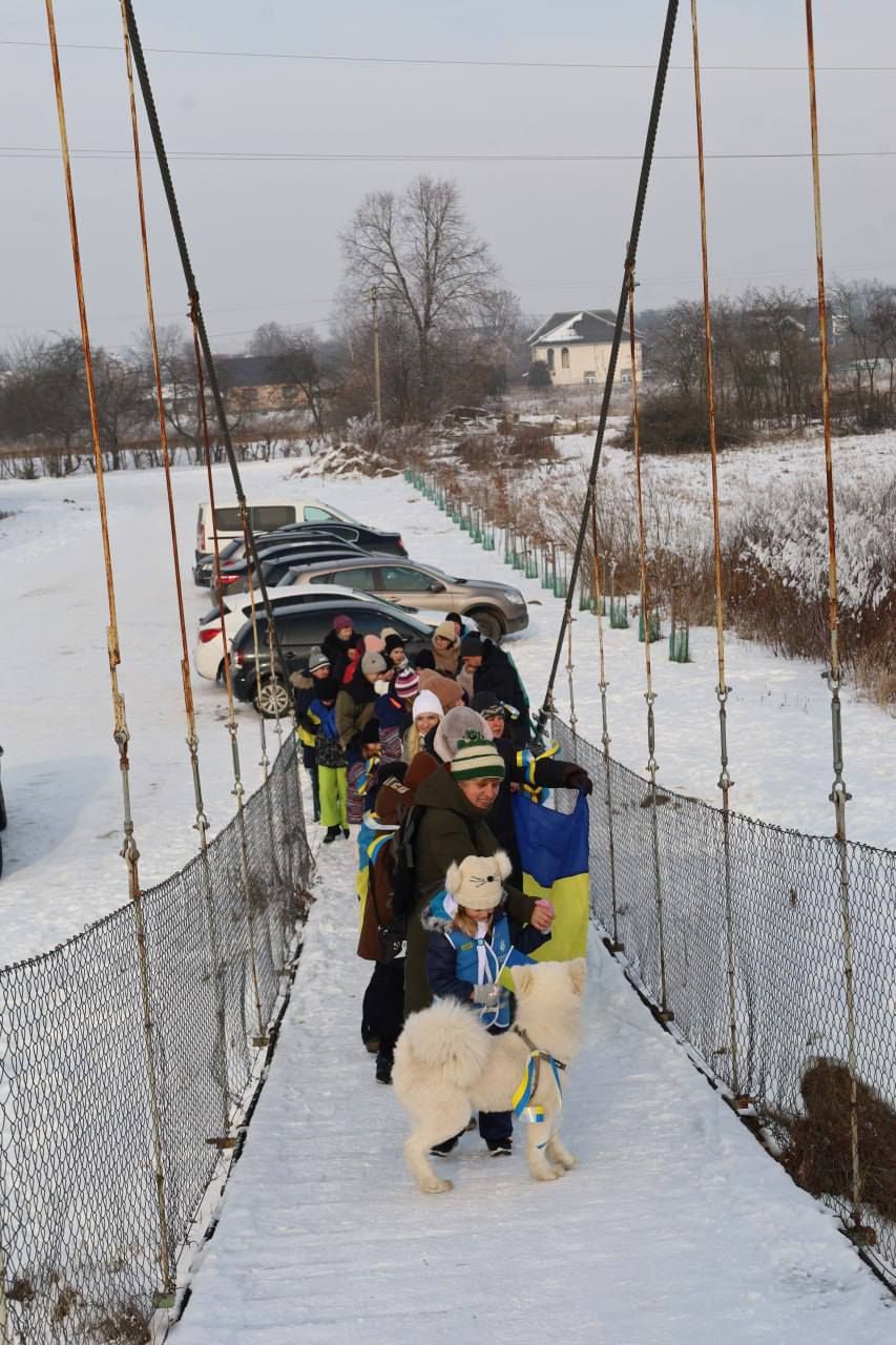 З’єднали два береги Пруту: у Коломиї пластуни утворили живий ланцюг до Дня Соборності 8