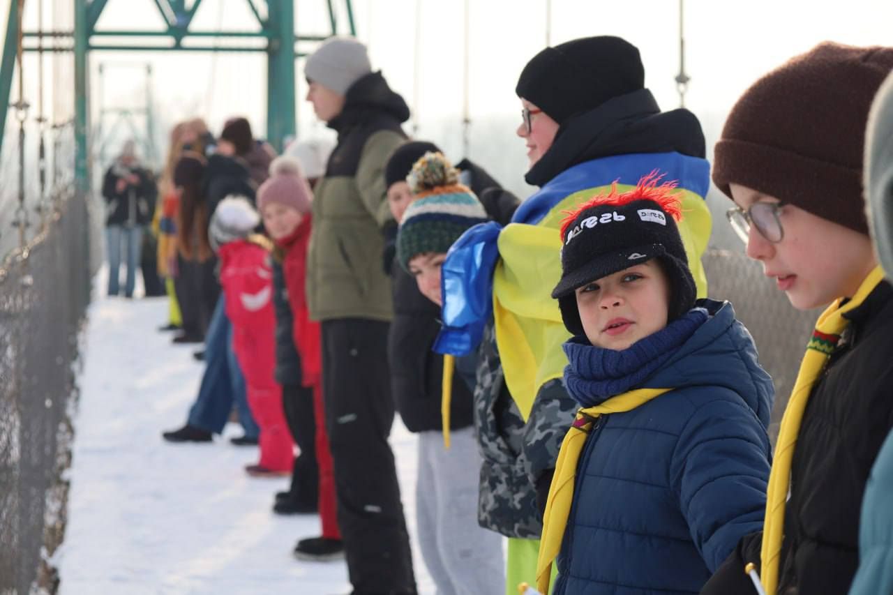 З’єднали два береги Пруту: у Коломиї пластуни утворили живий ланцюг до Дня Соборності 14