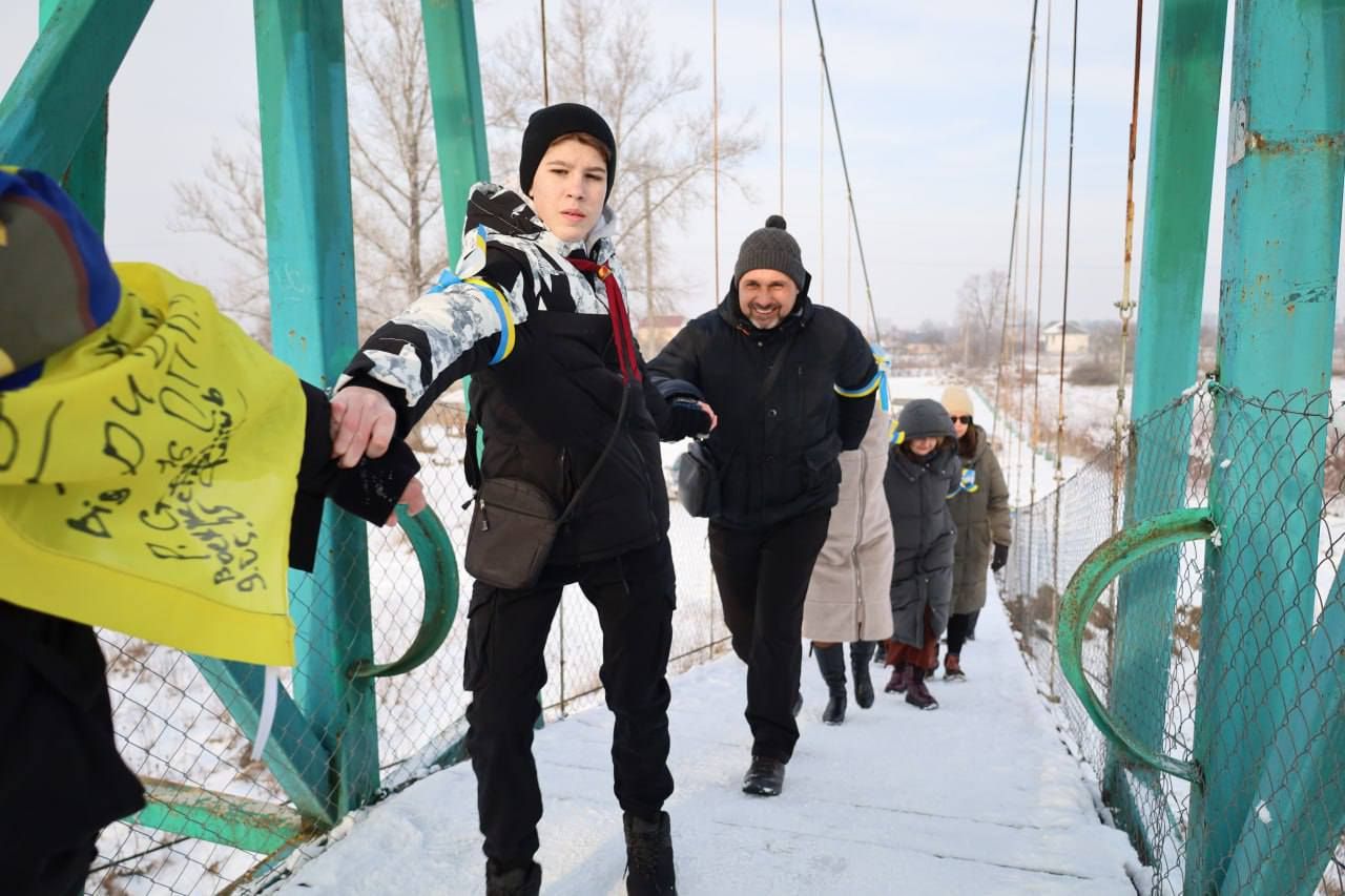 З’єднали два береги Пруту: у Коломиї пластуни утворили живий ланцюг до Дня Соборності 15