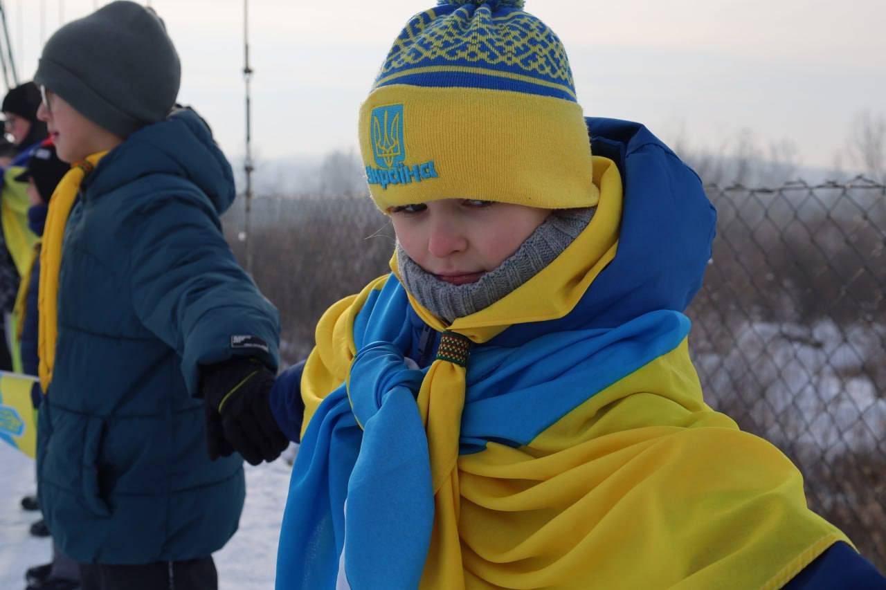 З’єднали два береги Пруту: у Коломиї пластуни утворили живий ланцюг до Дня Соборності 16