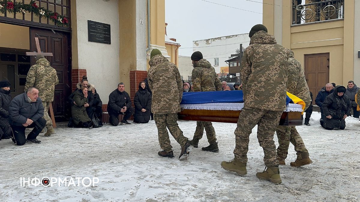 У Коломиї "на щиті" зустріли полеглого Героя Юрія Новікова 11