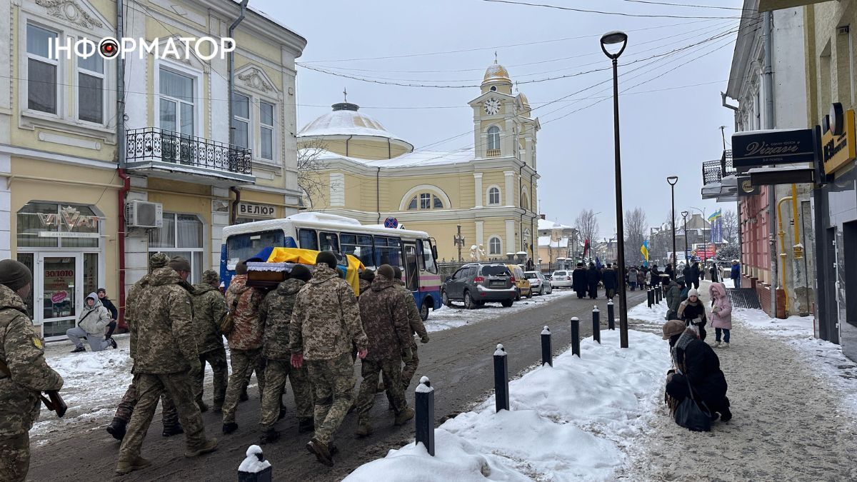 У Коломиї попрощались із загиблим Героєм Юрієм Новіковим 17