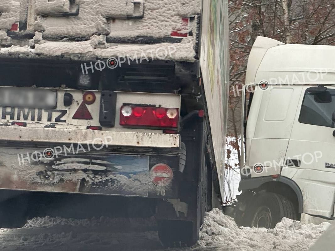 Фура злетіла з дороги на трасі Н-10 2