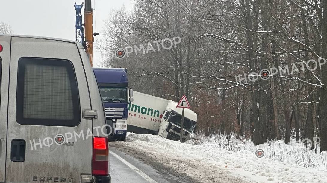 Фура злетіла з дороги на трасі Н-10 1