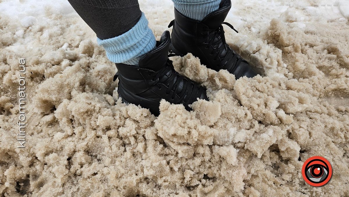 Комунальні трабли: як у Коломиї боряться зі сніговою кашею і як недопрацьовують