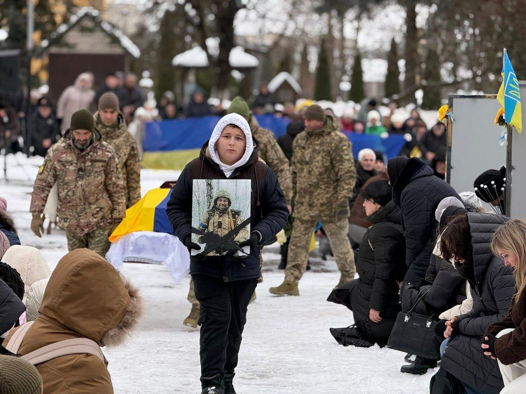 До Отинії на вічний спочинок повернувся захисник Микола Чекіс 6