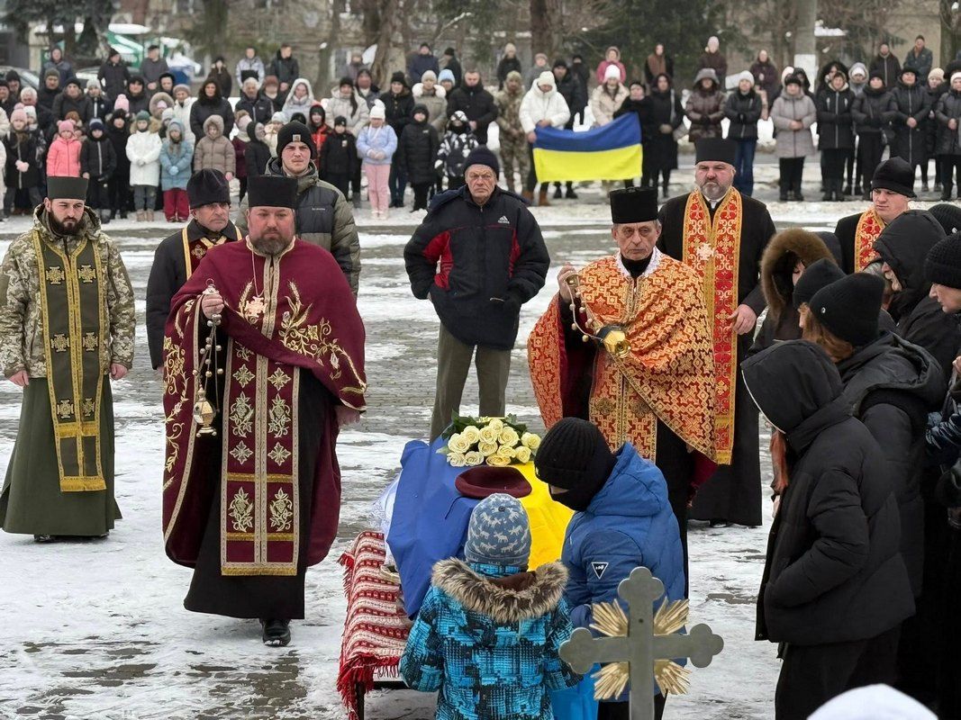 До Отинії на вічний спочинок повернувся захисник Микола Чекіс 4