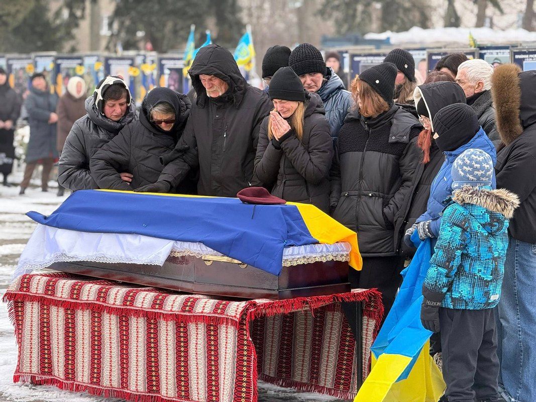 До Отинії на вічний спочинок повернувся захисник Микола Чекіс 5