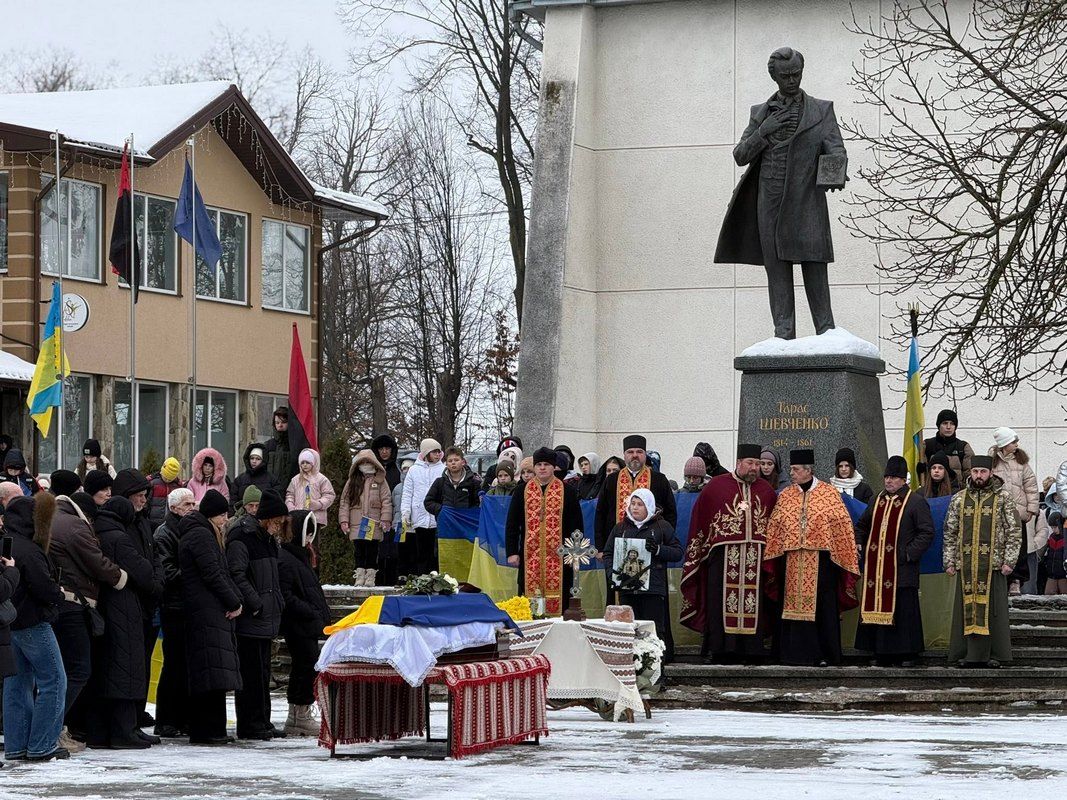 До Отинії на вічний спочинок повернувся захисник Микола Чекіс 3