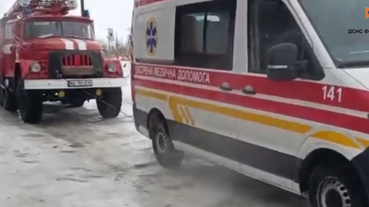 Рятувальники відбуксирували карету "швидкої", що з'їхала в кювет на Коломийщині