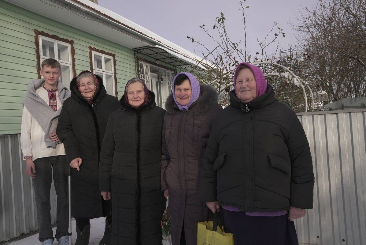 15-річний керівник та учасниці колективу "Жуківські бабусі"