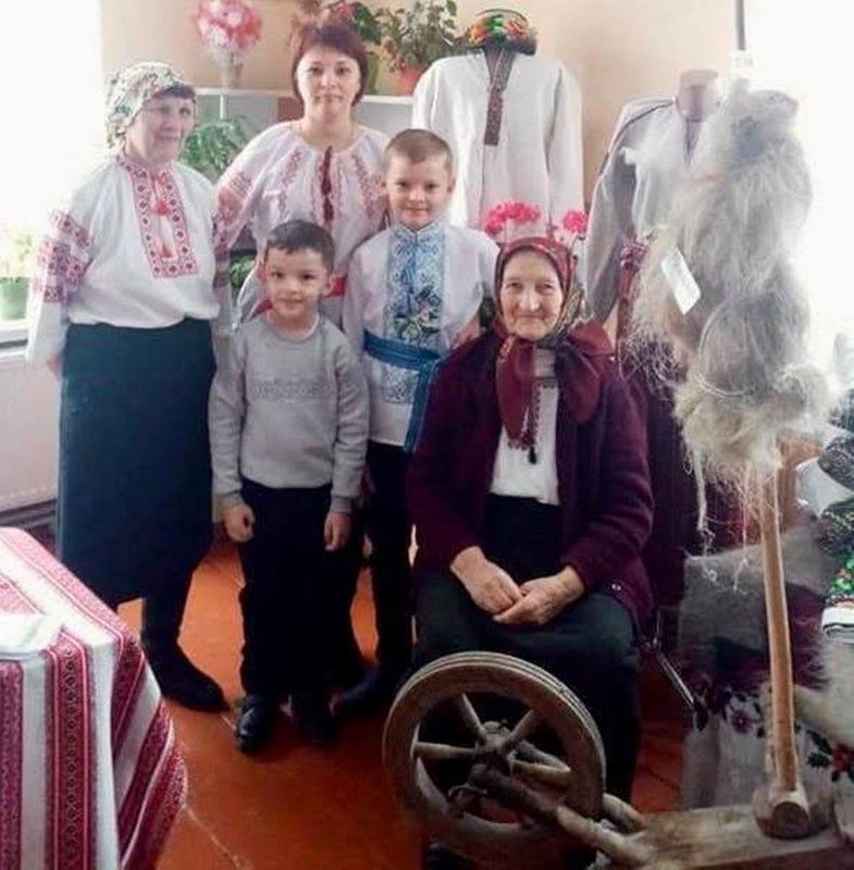 На фото - родина Віталія Данила з прабабусею Ганною