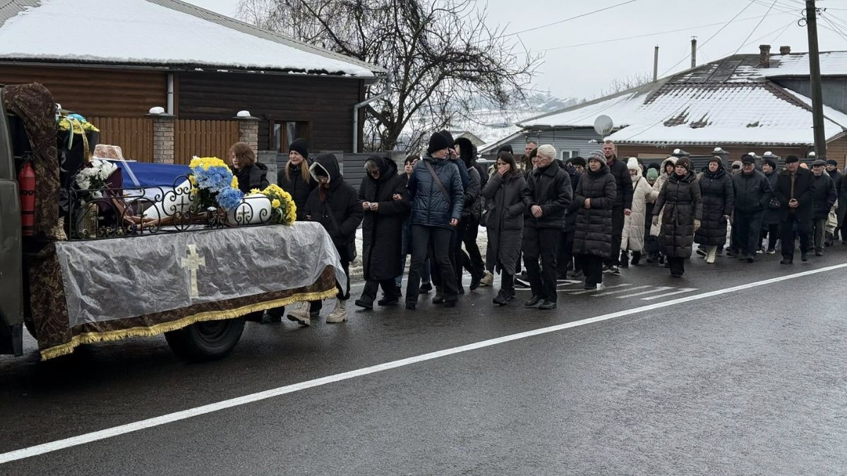 В останню путь в Отинії провели захисника Миколу Чекіса 6