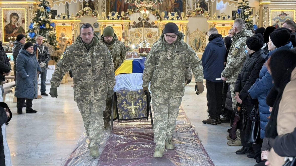 В останню путь в Отинії провели захисника Миколу Чекіса 8