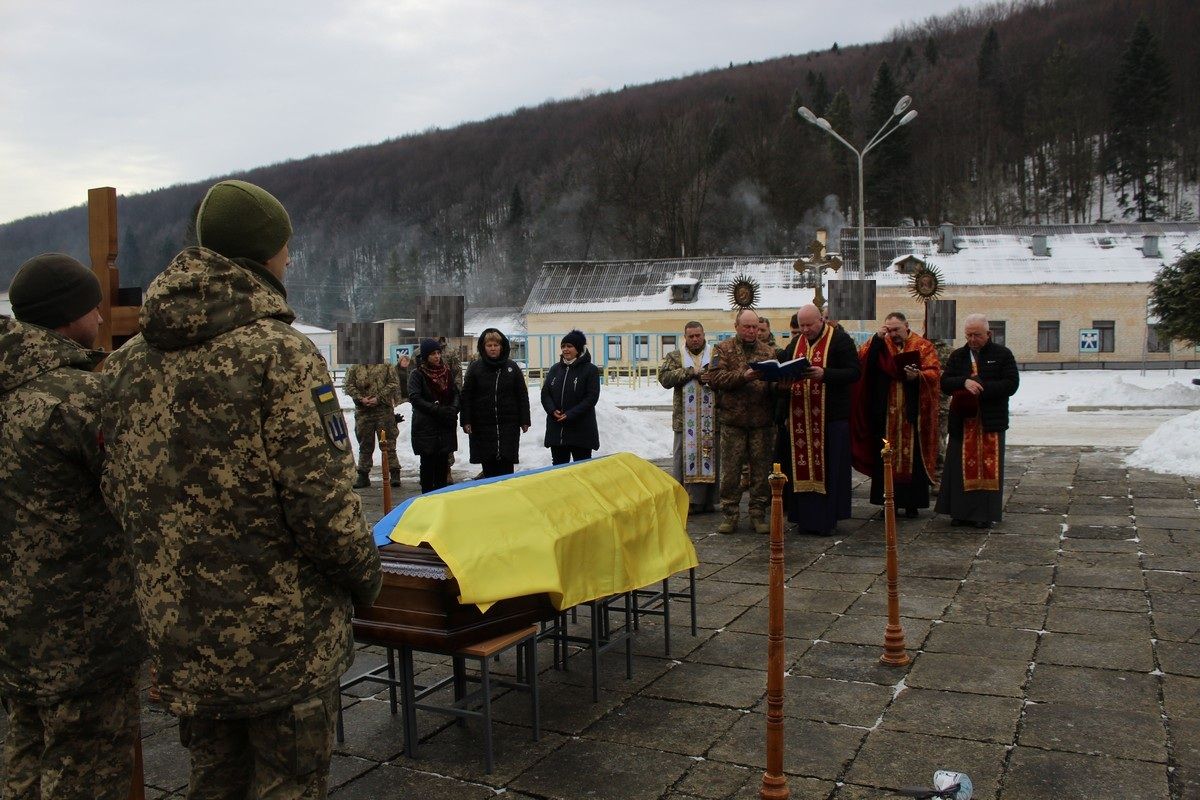 У Делятині попрощались із полеглим воїном Андрієм Романцем 9