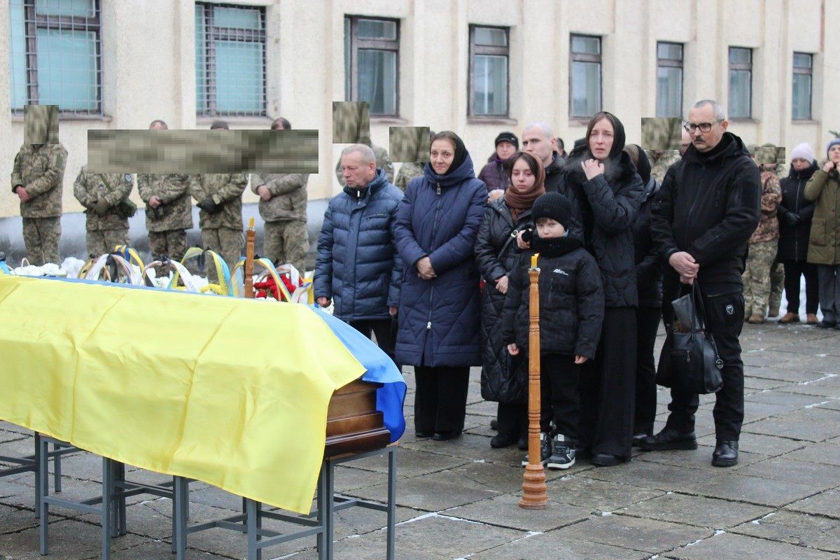 У Делятині попрощались із полеглим воїном Андрієм Романцем 6
