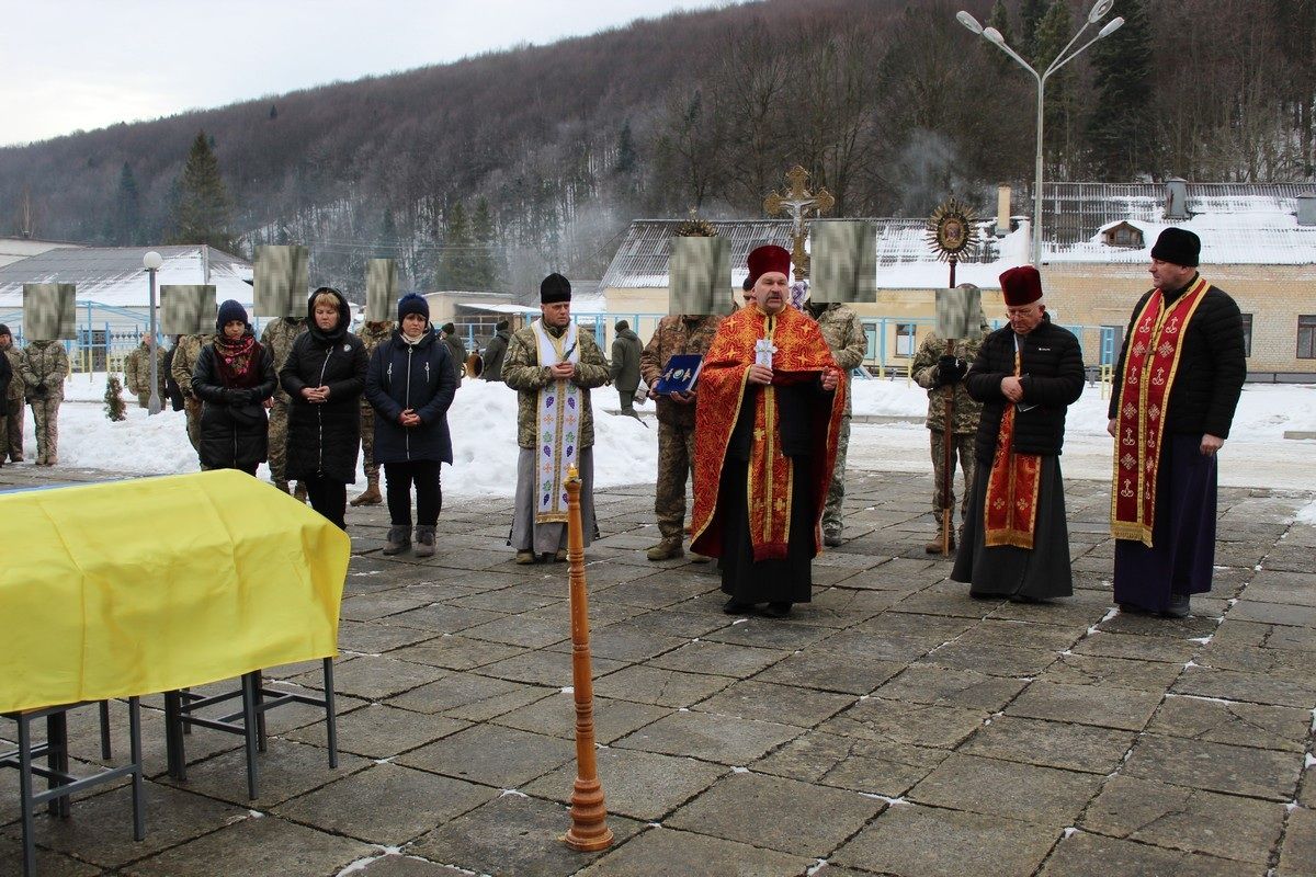 У Делятині попрощались із полеглим воїном Андрієм Романцем 5