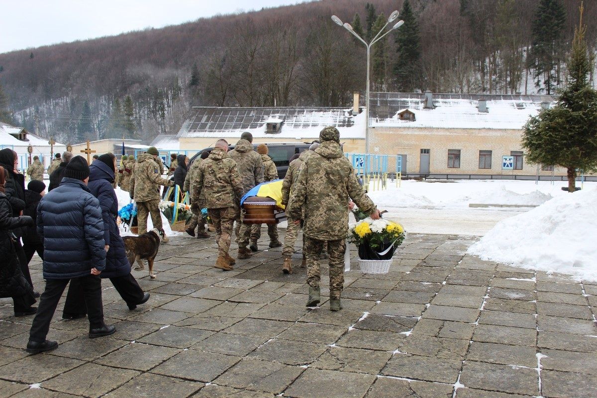 У Делятині попрощались із полеглим воїном Андрієм Романцем 10