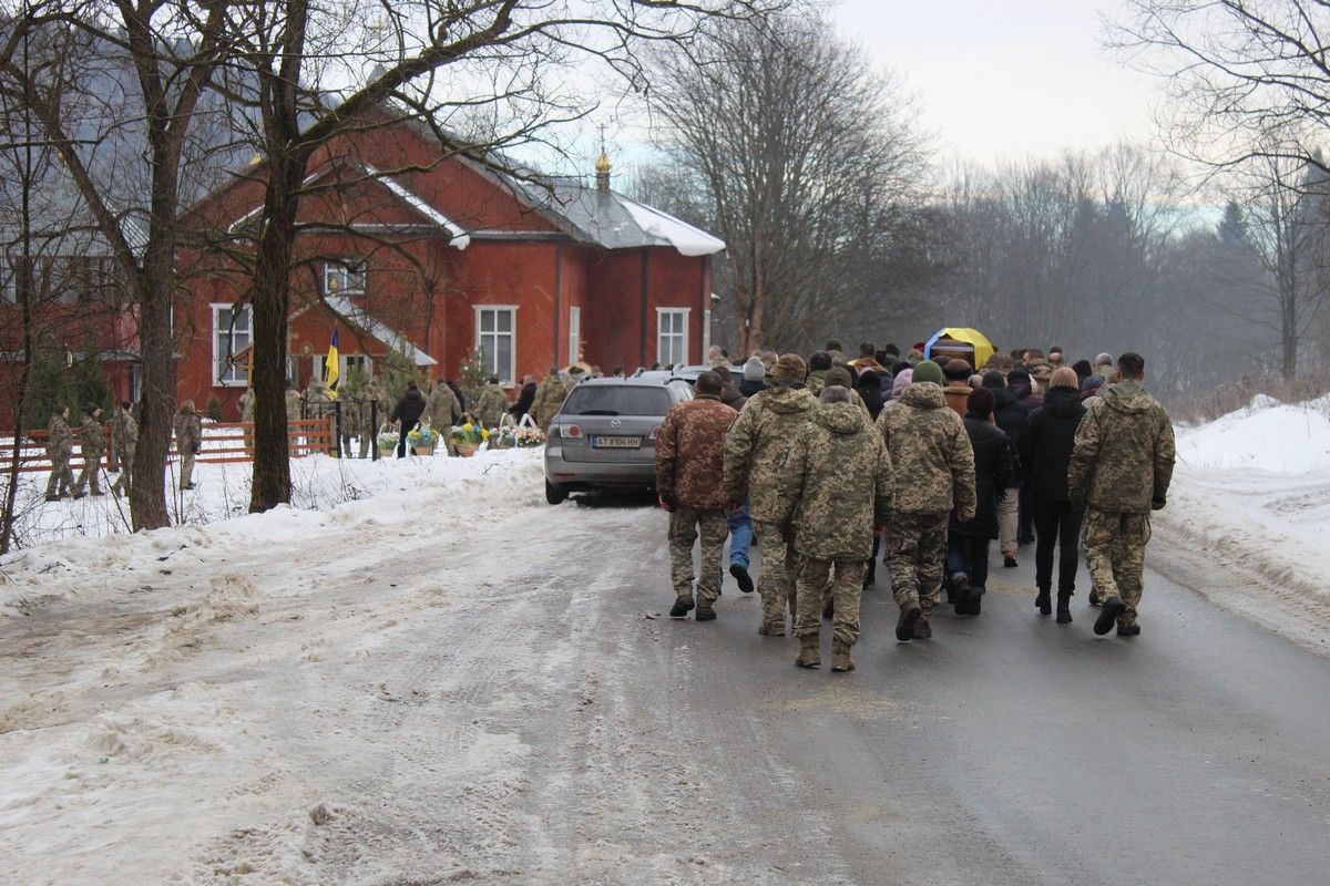 У Делятині попрощались із полеглим воїном Андрієм Романцем 11