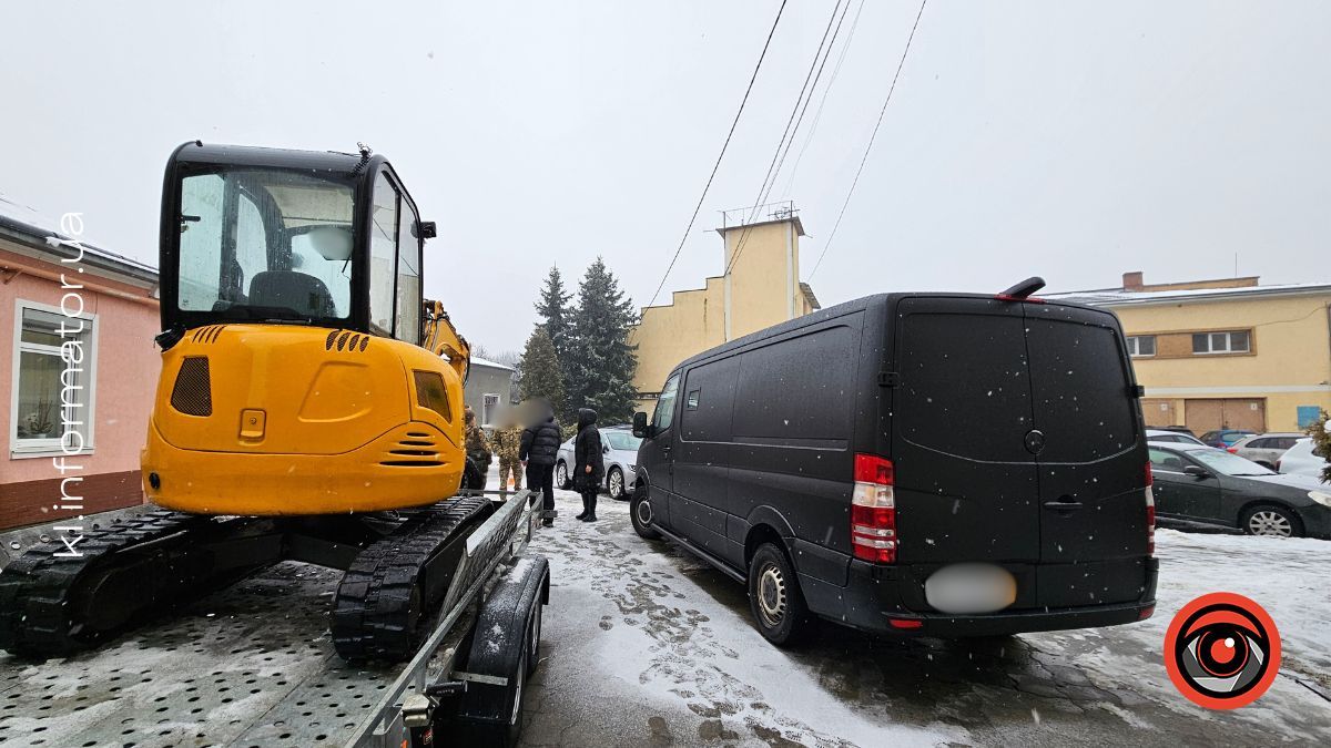 Мікроавтобус та мініекскаватор передали для військовослужбовців 10-ї ОГШБР у Коломиї