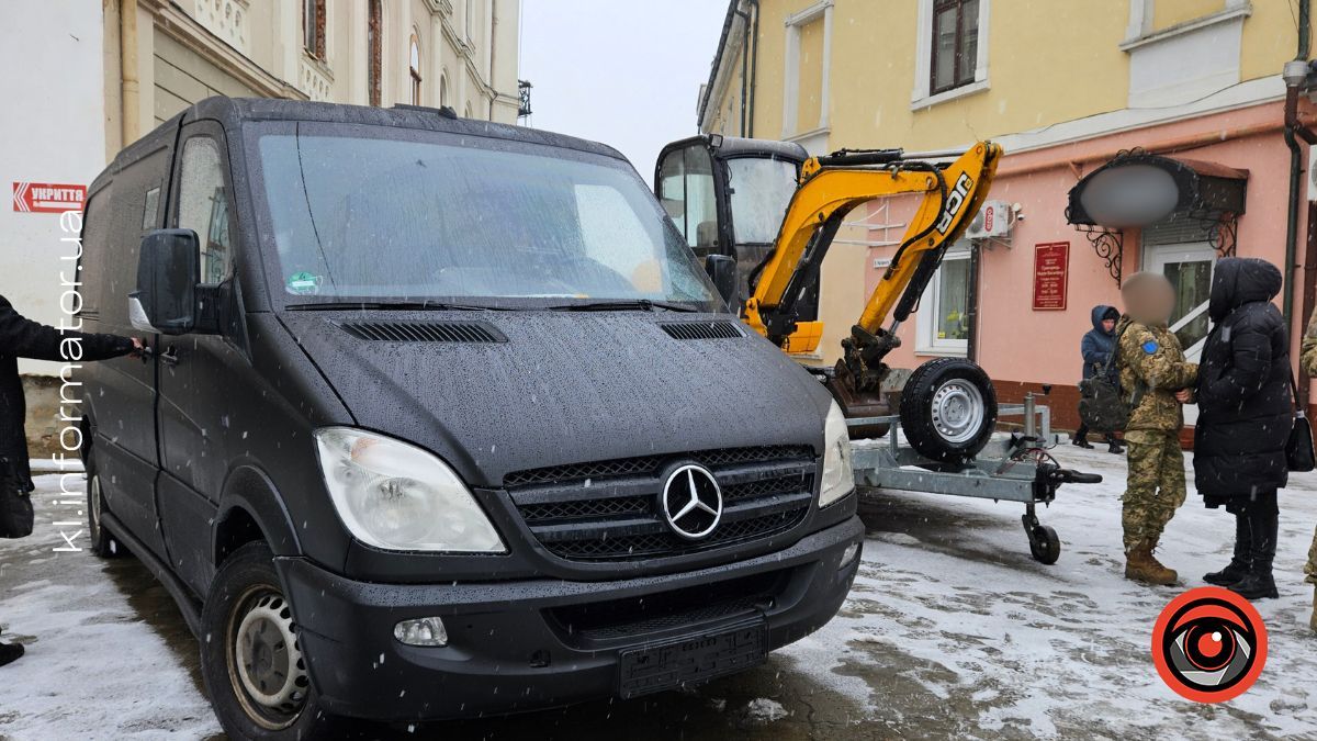 Мікроавтобус та мініекскаватор передали для військовослужбовців 10-ї ОГШБР у Коломиї 2