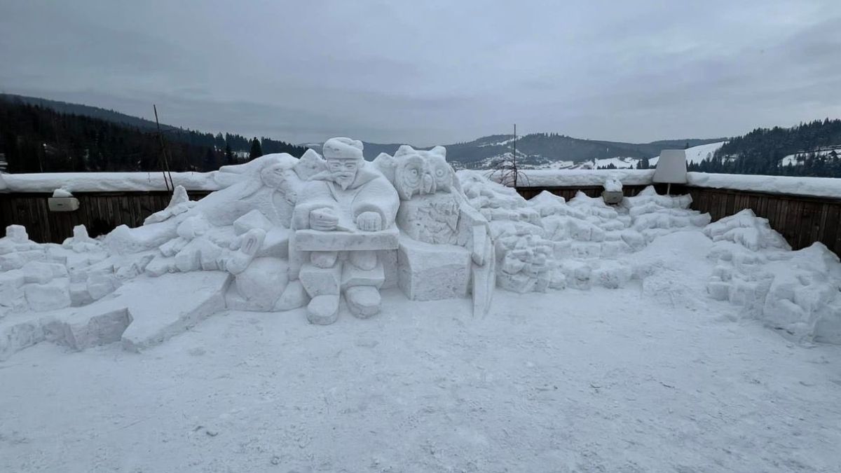 Сніговий гуцул з цимбалами в Поляниці