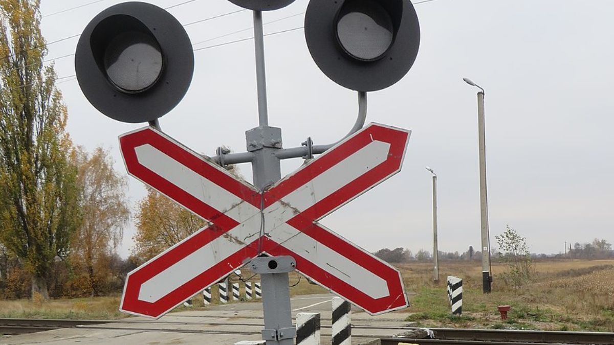 На деяких залізничних переїздах Прикарпаття під час вимкнень світла можуть не працювати світлофори. ПЕРЕЛІК