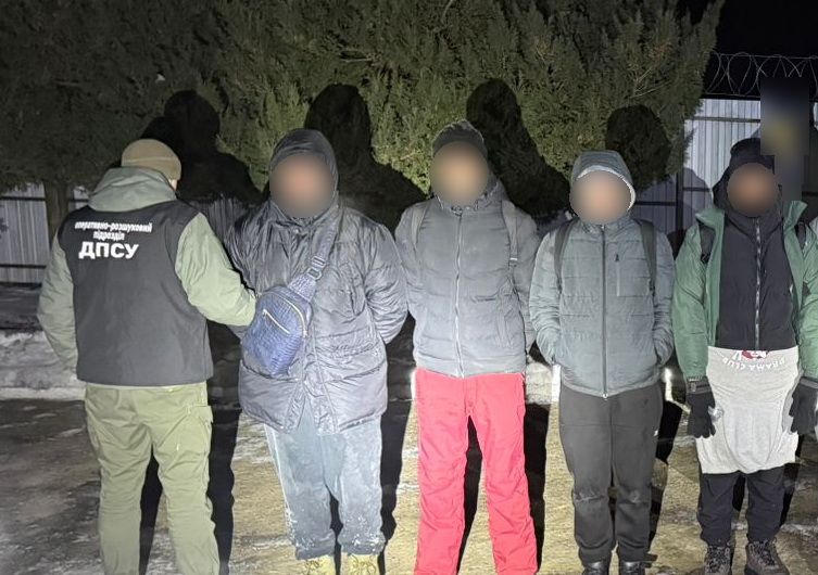 Затримані військовозобовʼязані чоловіки. Фото: Західне регіональне управління ДПСУ— Західний кордон