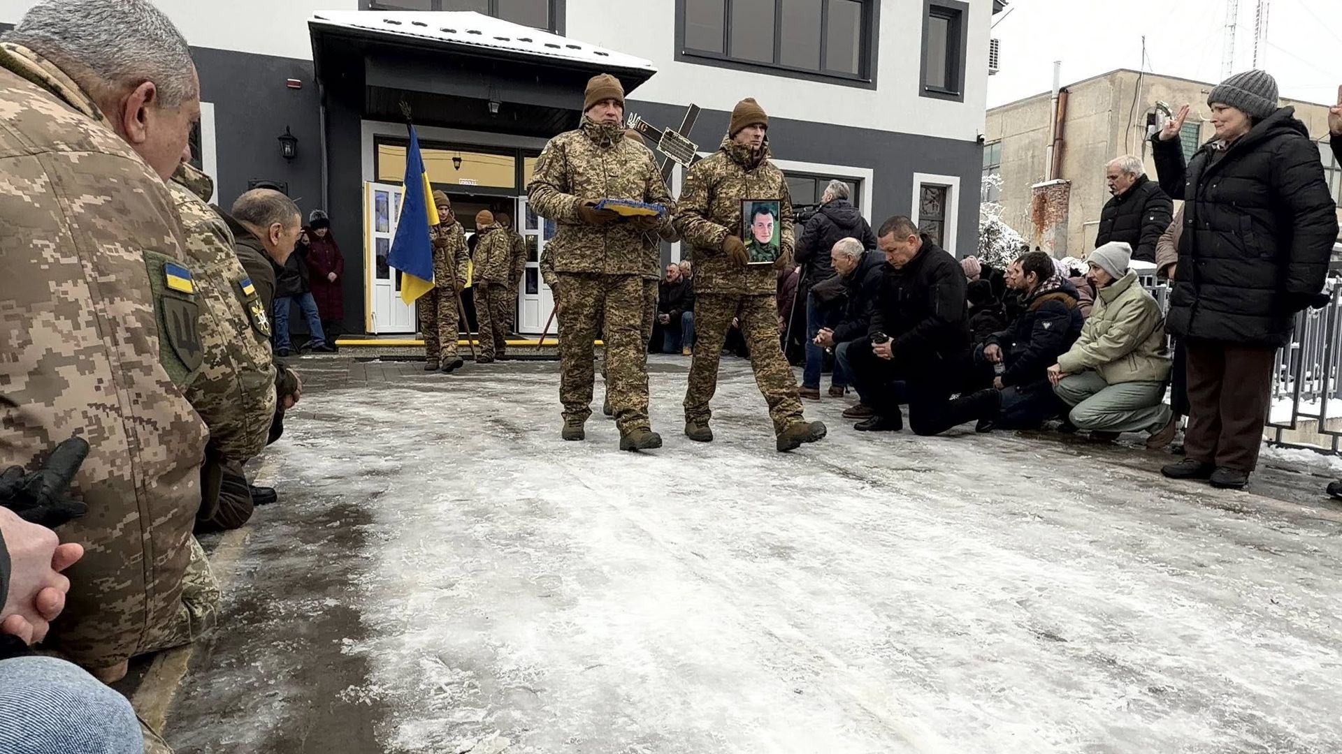 У Надвірній провели в останню дорогу полеглого воїна Андрія Марківа 11