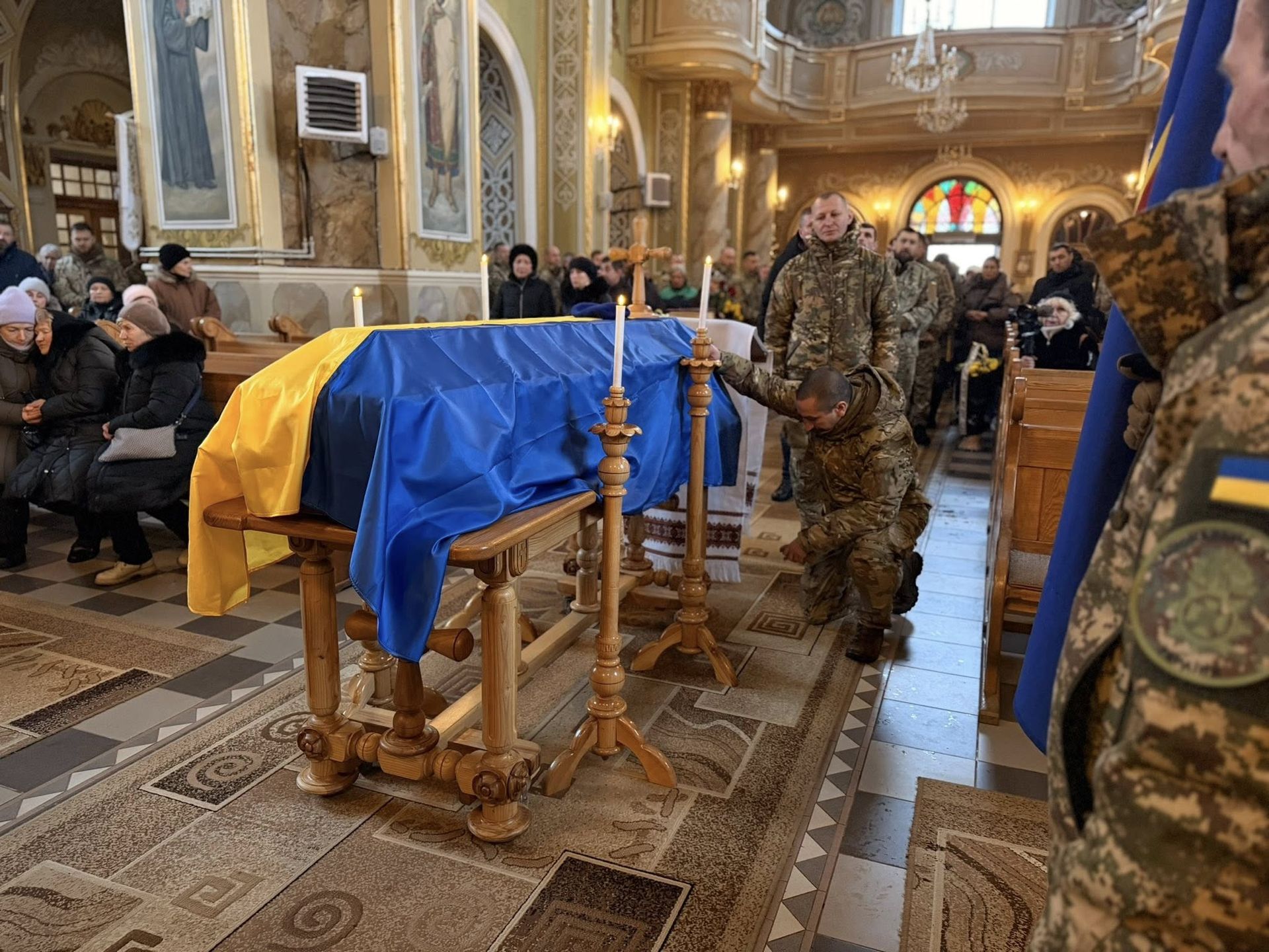 У Надвірній провели в останню дорогу полеглого воїна Андрія Марківа 13