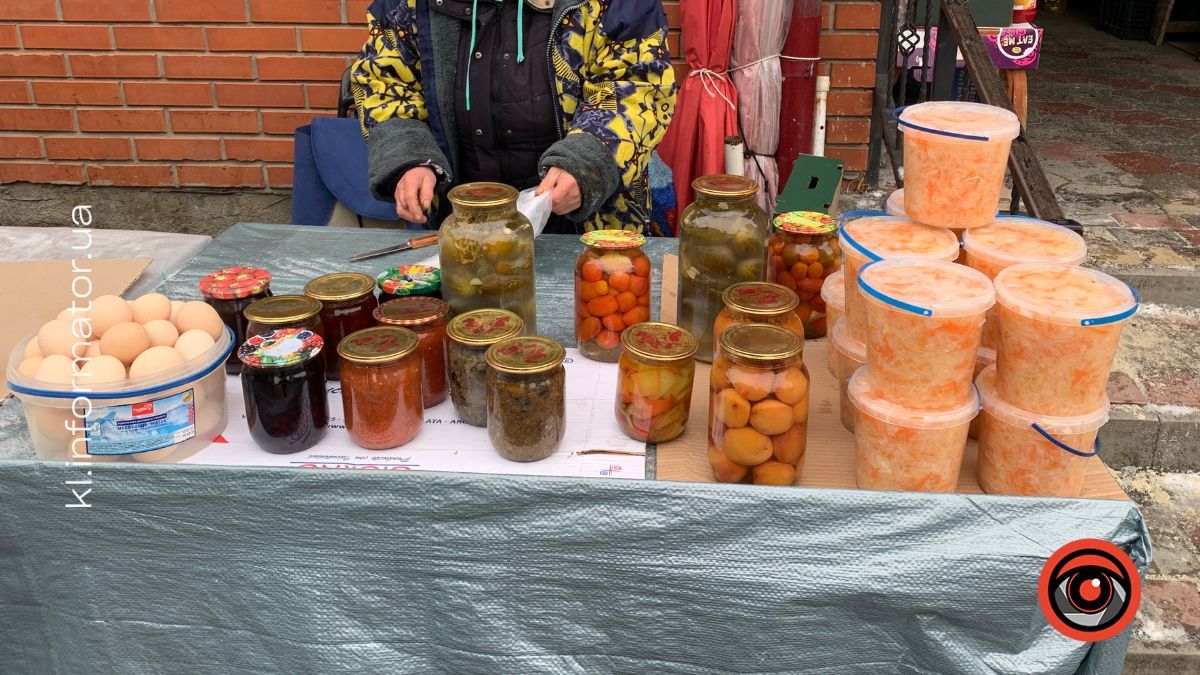 Скільки коштує квашенина у Коломиї: актуальні ціни на капусту та огірки 2