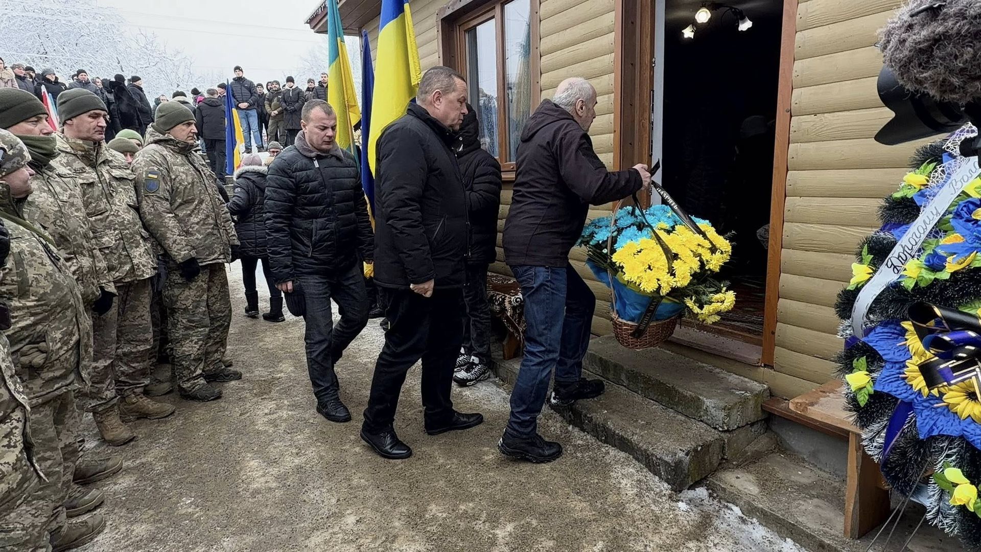 У Надвірній попрощались із загиблим воїном Володимиром Марусином 8