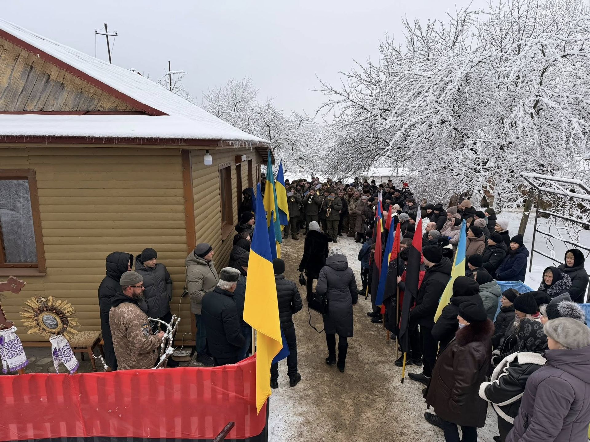 У Надвірній попрощались із загиблим воїном Володимиром Марусином 9