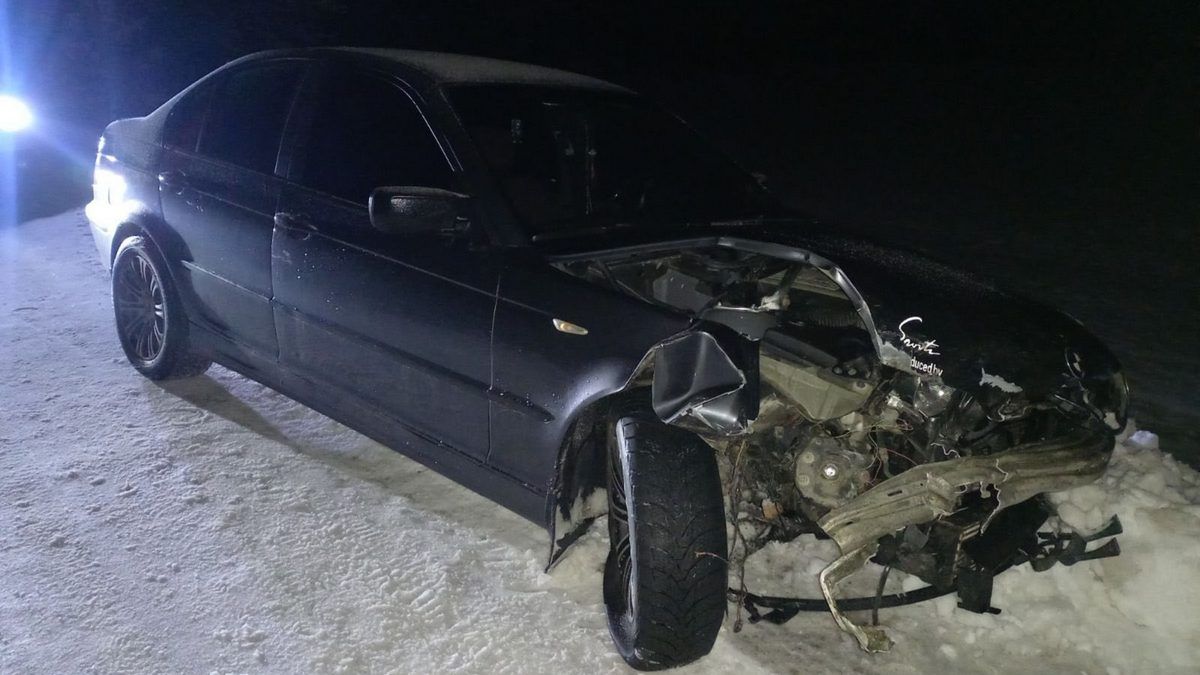 Внаслідок зіткнення BMW та Tesla у Мишині постраждало двоє підлітків. Винуватець ДТП втік 2