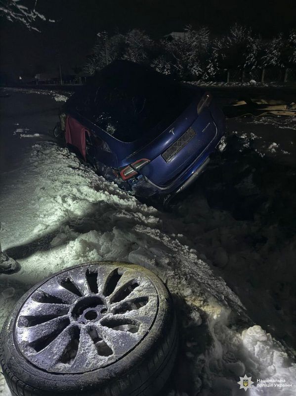 Внаслідок зіткнення BMW та Tesla у Мишині постраждало двоє підлітків. Винуватець ДТП втік 1