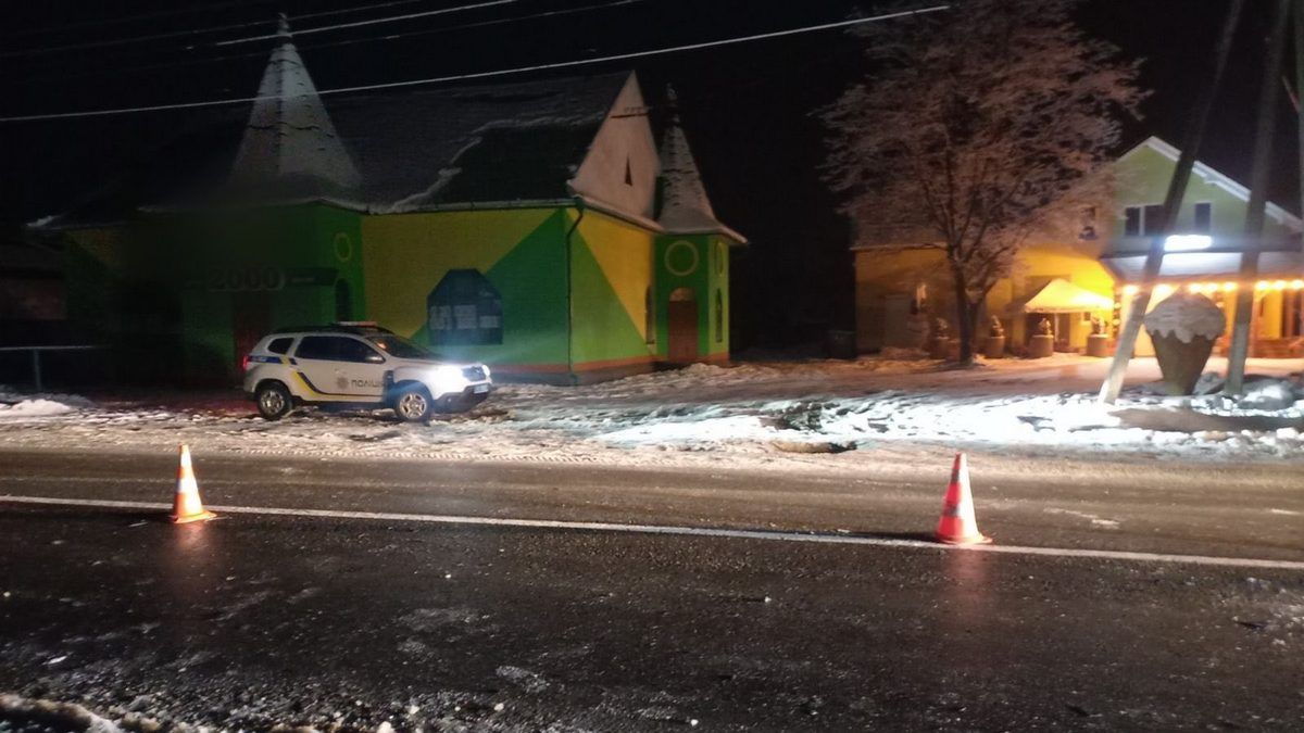 Внаслідок зіткнення BMW та Tesla у Мишині постраждало двоє підлітків. Винуватець ДТП втік 3