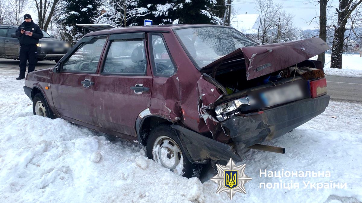 На Коломийщині водій легковика вчинив ДТП з потерпілими й втік