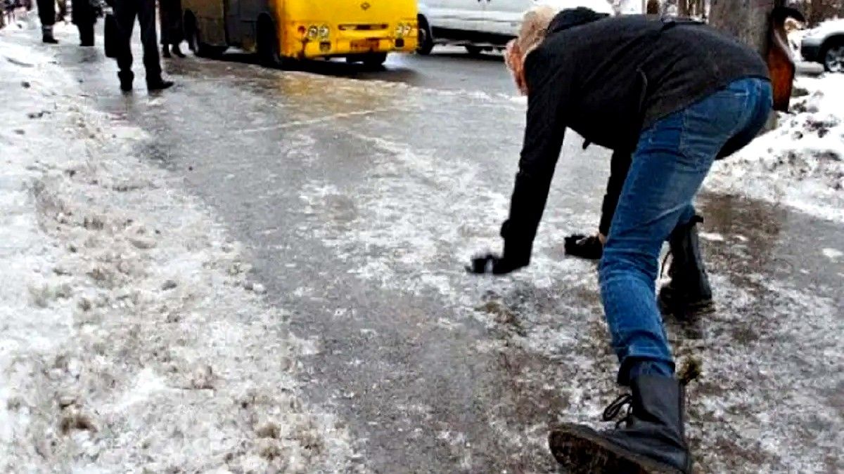 Уникаючи кульбітів: скільки травмованих звернулося до лікарні у Коломиї під час ожеледиці