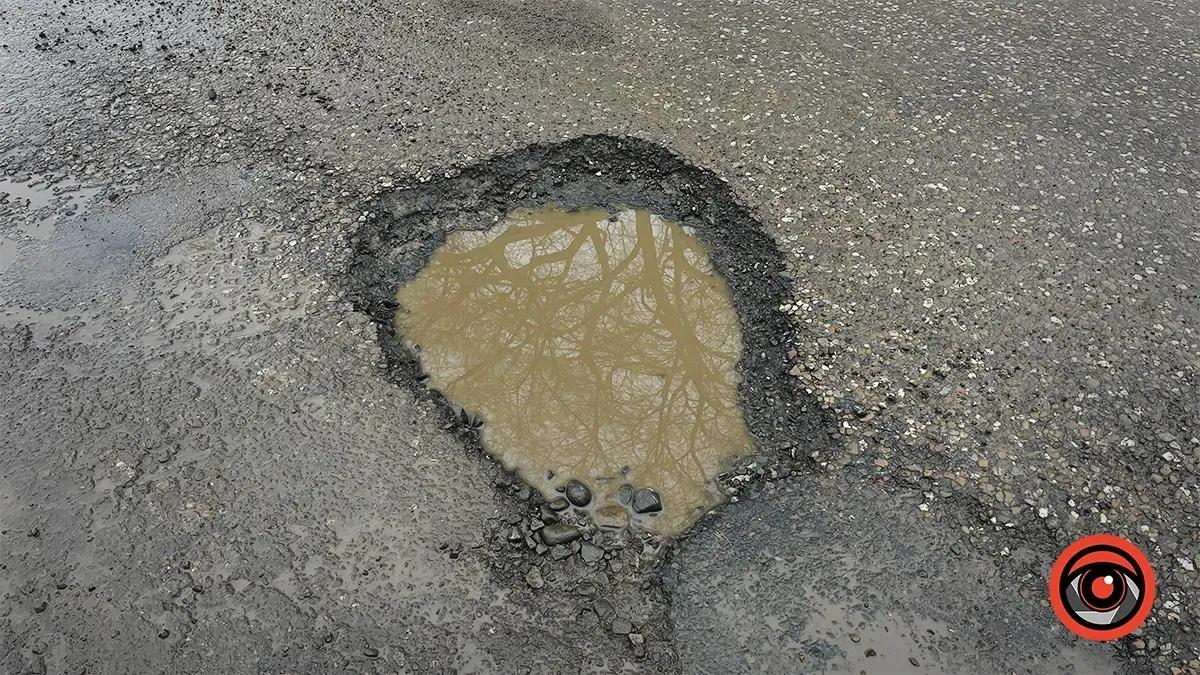 чому взимку на дорогах інтенсивно з’являється ями і чому їх не завжди латають одразу