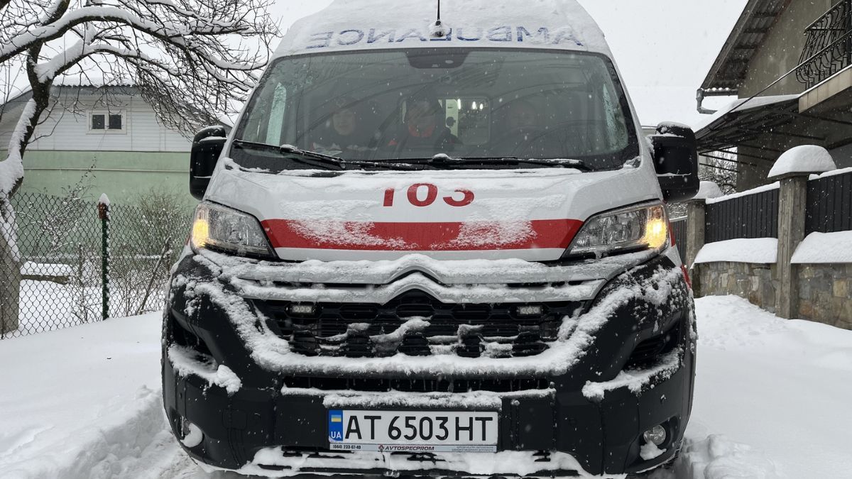 Обережно, ожеледиця: прикарпатців просять викликати «швидку» лише у критичних випадках
