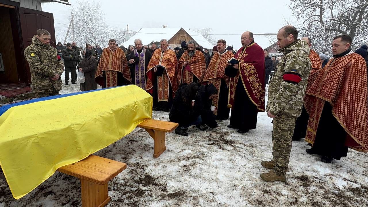 У Надвірнянській громаді попрощались із полеглим Героєм Едуардом Богачуком 2