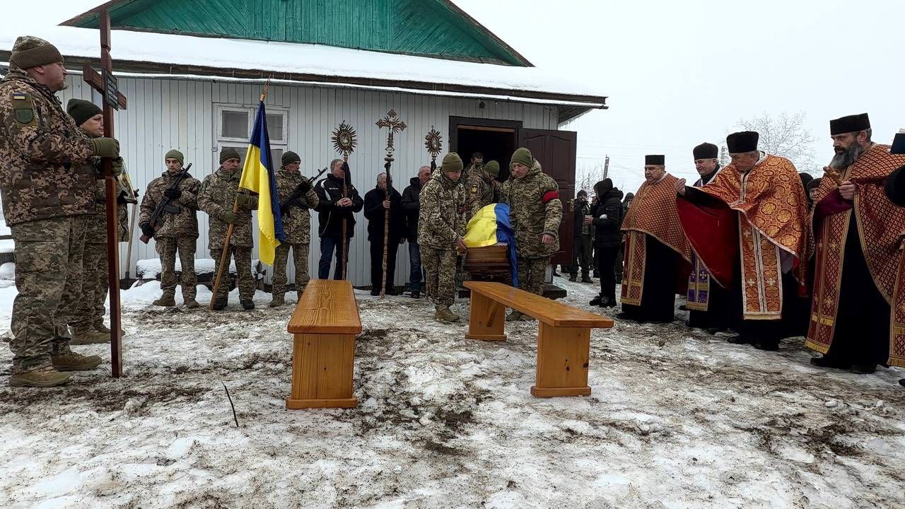 У Надвірнянській громаді попрощались із полеглим Героєм Едуардом Богачуком 3