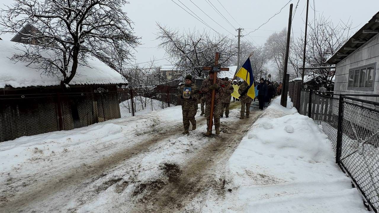 У Надвірнянській громаді попрощались із полеглим Героєм Едуардом Богачуком 6